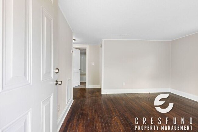 Building Photo - Bright and Cozy Cottage Style 2 Bedroom 1 Bath! Right off Ramsey Street