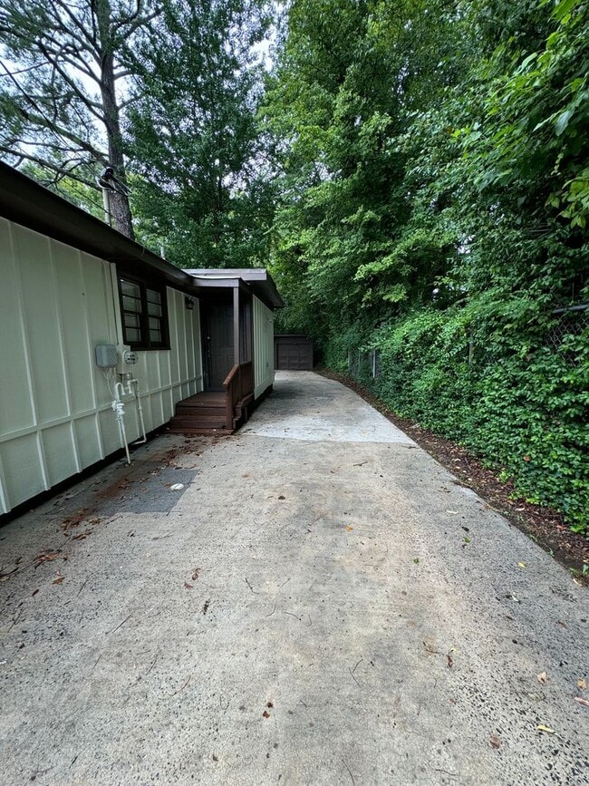 Building Photo - Nice 3/1 House in East Rome- $1,195