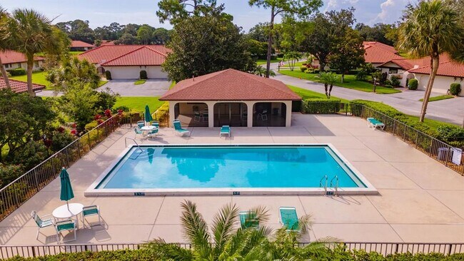 Building Photo - 5640 Golf Pointe Dr