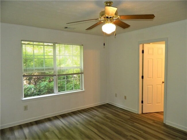 Building Photo - 20 Chantilly Pl