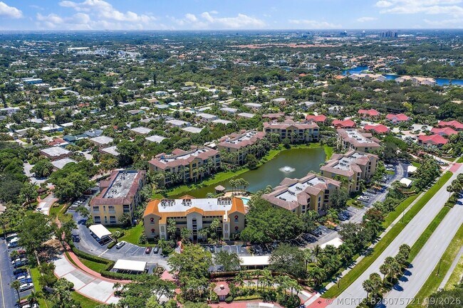 Building Photo - 700 Uno Lago Dr