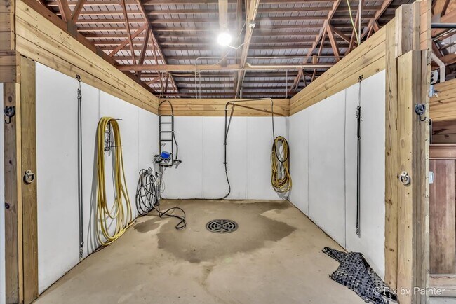 Building Photo - 708 S Rose Farm Rd