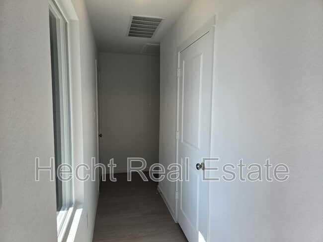 Building Photo - 1518 Tiptop Mdw