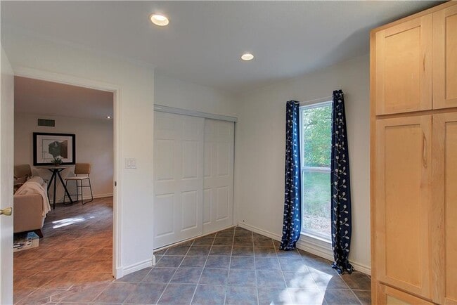 Building Photo - 9305 Granada Hills Dr