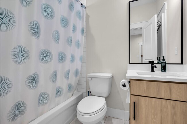 Building Photo - 5303 Donovan Gdns Ln