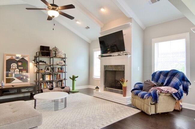 Building Photo - Immaculate 3BR/2BA Home in The Estates – P...