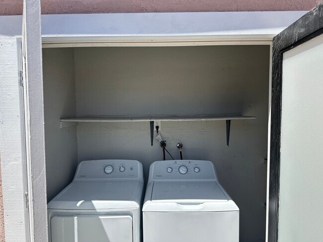 Building Photo - SE Desert Inn and Eastern!! Townhouse with 2 parking Spaces!! Recent Remodel!!