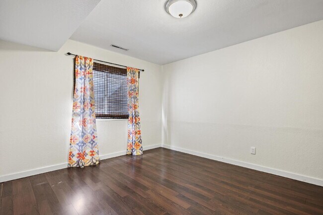 Building Photo - "Spacious 5-Bedroom Haven with 3 Full Bath...