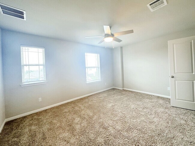 Building Photo - 129 Blooming Trl