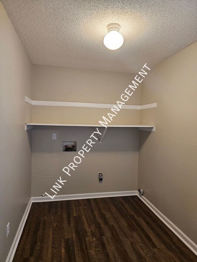 Building Photo - 5007b N Moore Ln