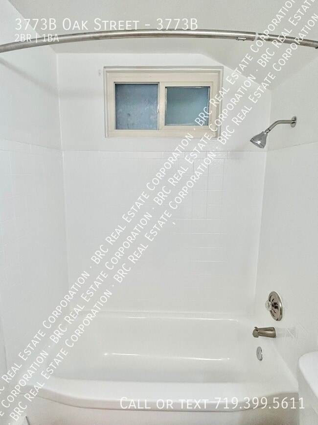 Building Photo - 3773 Oak St