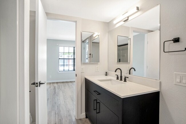 Building Photo - 618 W Collins St