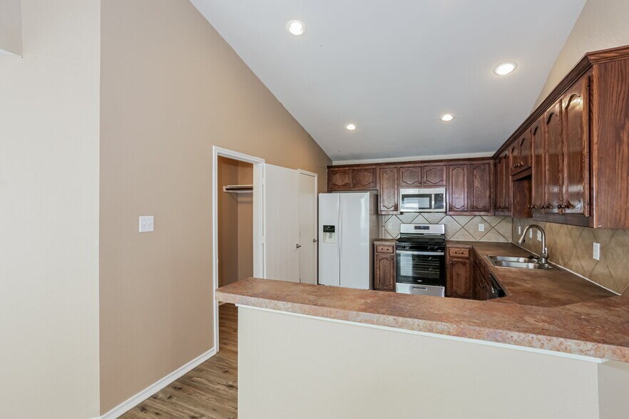 Building Photo - 6440 Regina Dr