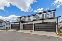Building Photo - Stunning 3 bed 2.5 bath Modern Townhouse