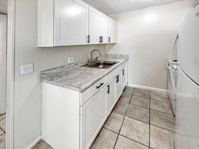 Building Photo - 1852-A Golf View Avenue #10