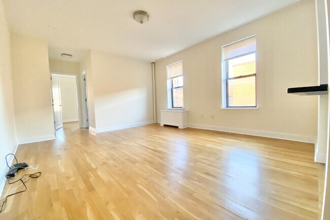 Building Photo - 105 Pinehurst Ave