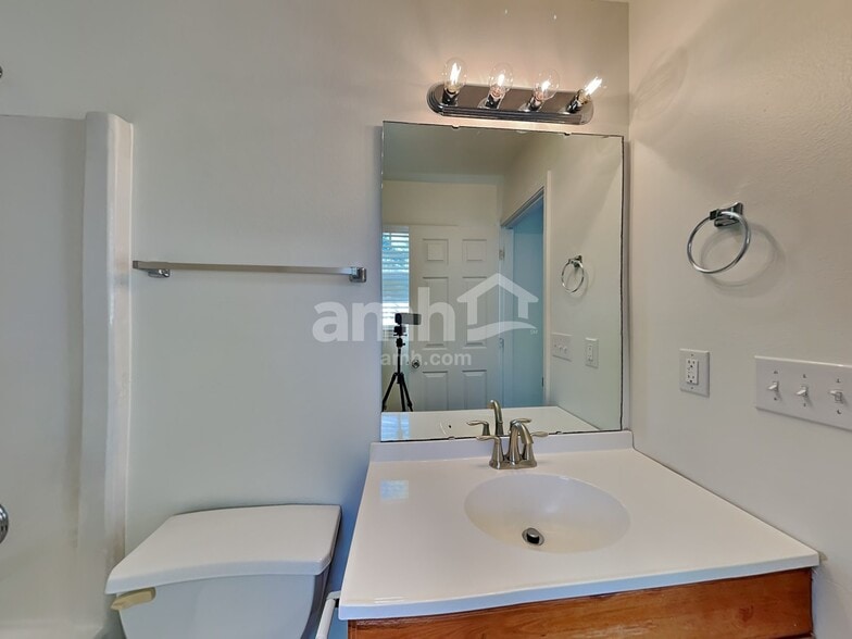 Building Photo - 108 River Watch Dr