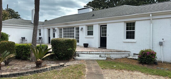 Building Photo - Nice 4 bedroom/5.5 bath home on N. Ocean Boulevard