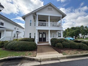 Building Photo - 3 Bedroom 2 Bath home a few minutes from ...