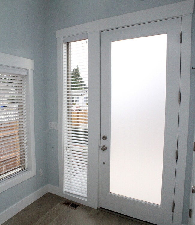 Building Photo - 827 NW Victoria Ave