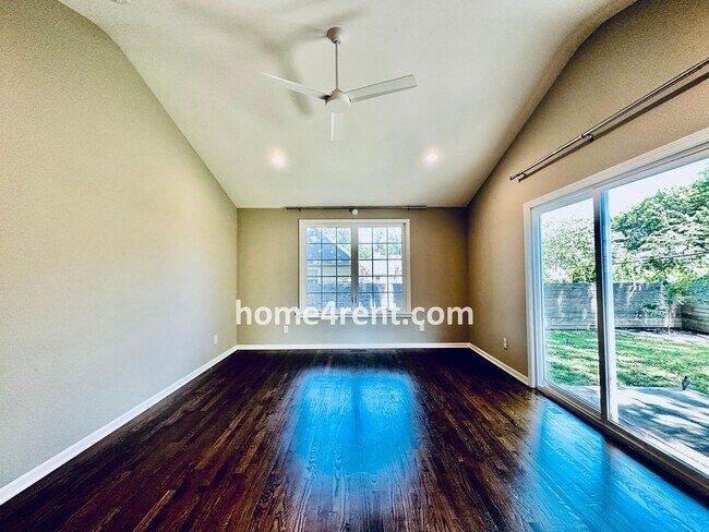 Building Photo - Updated Ranch Style Home in Prairie Villag...