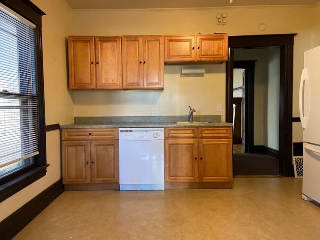 Kitchen includes a dishwasher - 40 WEIDER ST