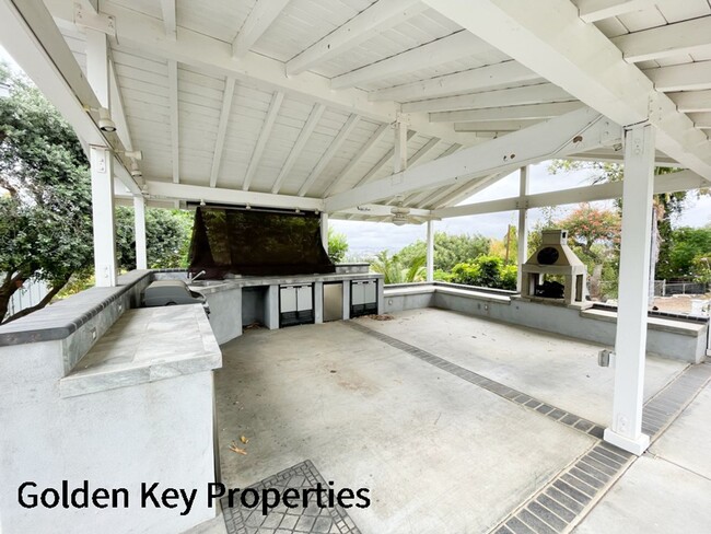 Building Photo - Charming farmhouse available in rural Vist...