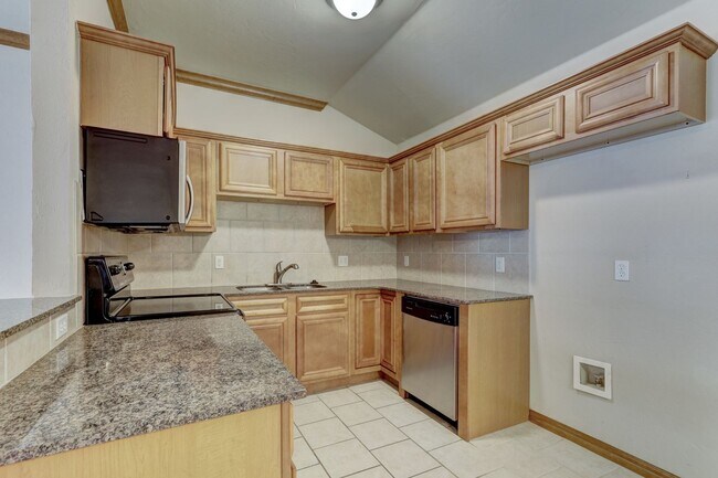 Building Photo - $500 Off First Month's Rent Move In Special!! Duplex in Yukon, Available Now!