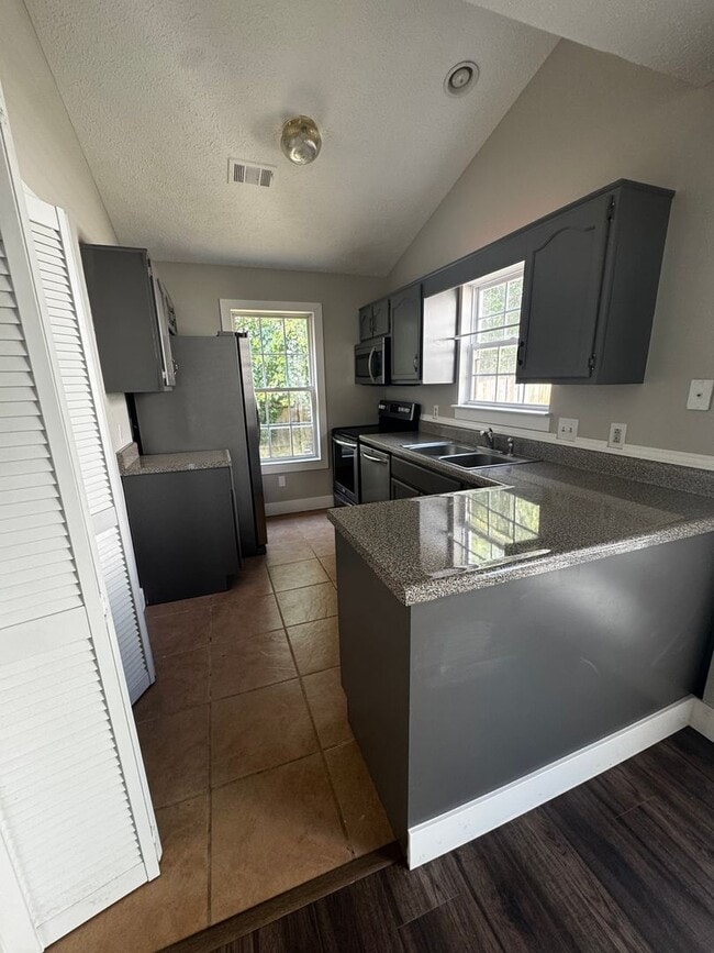 Building Photo - Month-to-Month Lease Available – 2 Bed / 1...