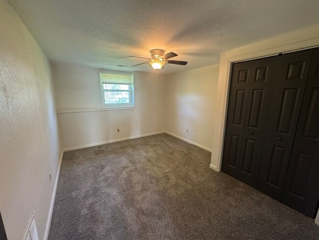 Building Photo - $1000- 3 bed 1 bath - Single Family Home
