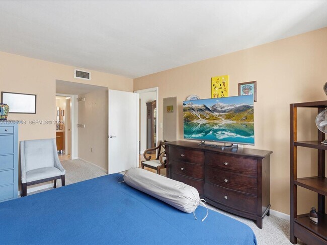 Building Photo - 3588 Collins Ave