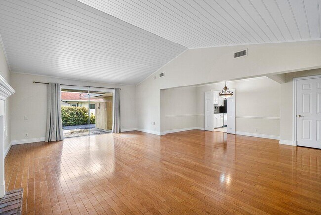 Building Photo - 222 Fairway W