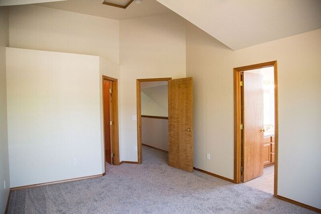 Building Photo - 379 Columbia Point Dr