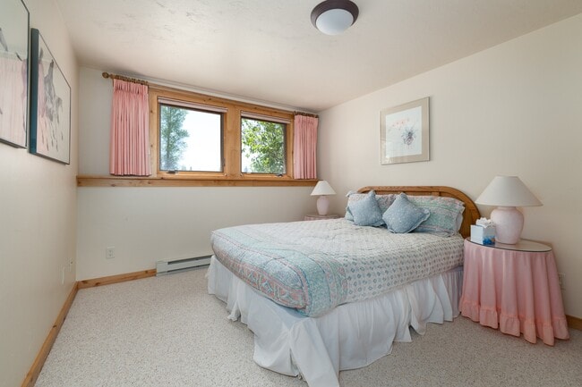 Building Photo - 8225 N Spring Gulch Rd