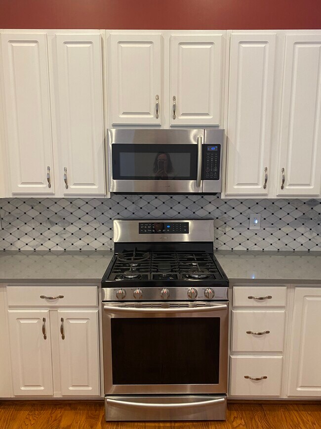 Stove and microwave - 709 Warmstone Ct