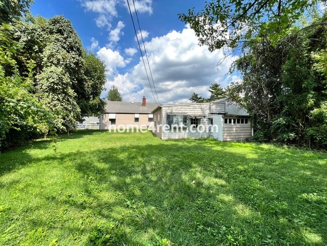 Building Photo - Cozy Ranch Style Home in KCMO w/ Wood Floors and a Fenced in Yard!