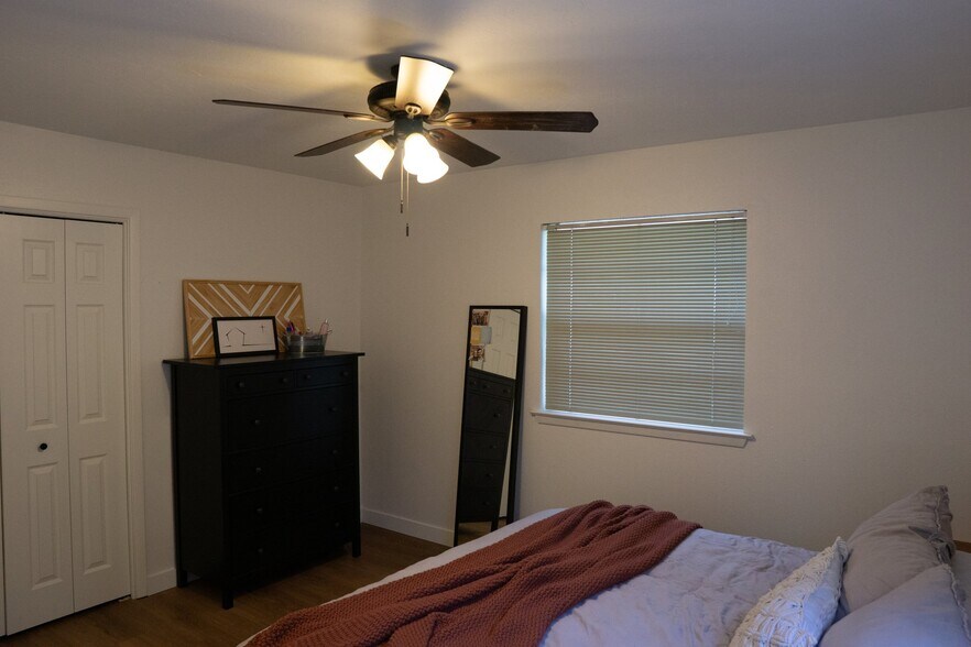 Building Photo - 737 Hallvale Dr