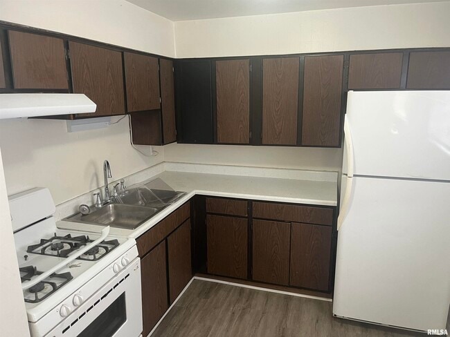 Building Photo - 227 W Elm St