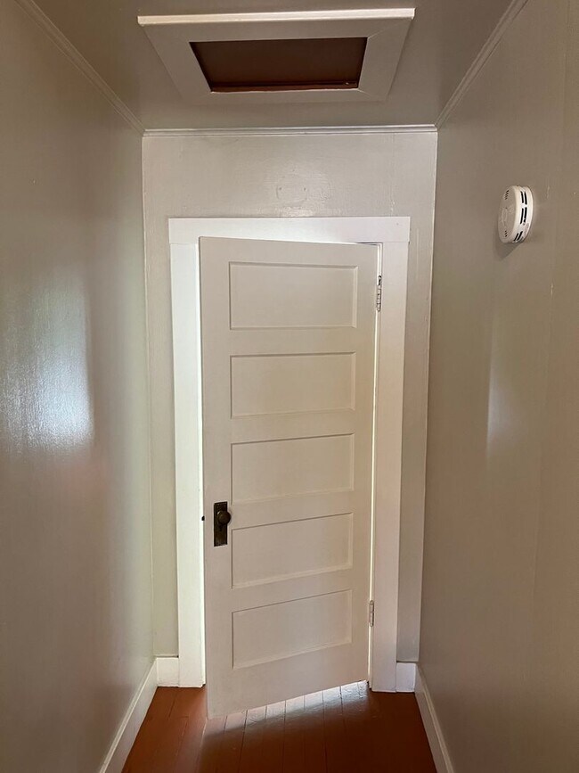 Building Photo - 2 Bedroom in Triplex Near Downtown and Campus