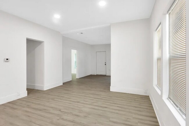 Building Photo - 2105 Walnut St