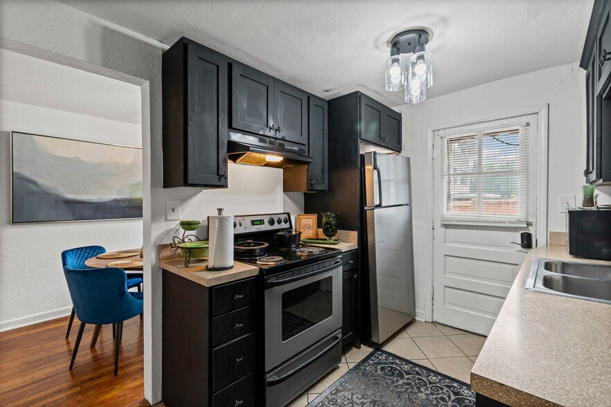 Building Photo - 1003 W 38th St