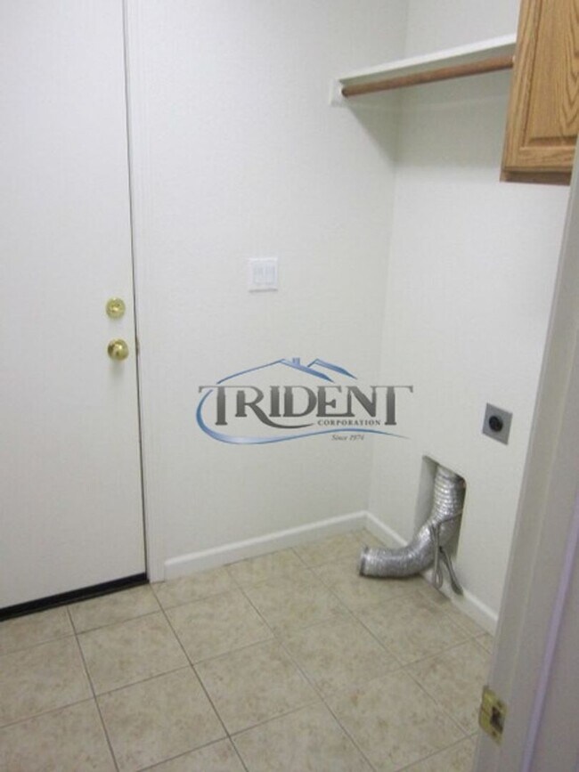 Building Photo - 4 bedroom, 3 bath house with approx. 2,183 sq. ft.