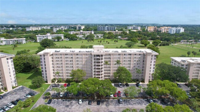 Building Photo - 2661 S Course Dr