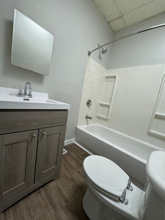 Building Photo - 1 Bed / 1 Bath close to campus