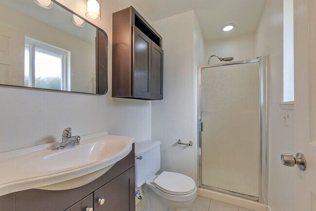Building Photo - Freshly Updated 3-Bedroom Home with Fenced Backyard in Forest Grove!