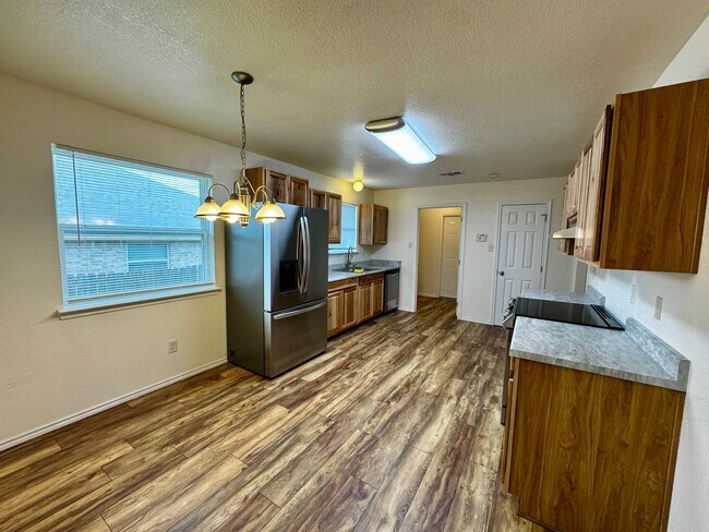 Building Photo - Spacious 4 Bedroom 2 Bath