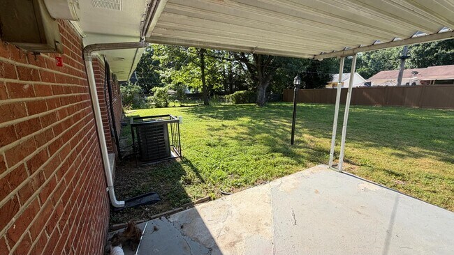 Building Photo - 1118 Soria St