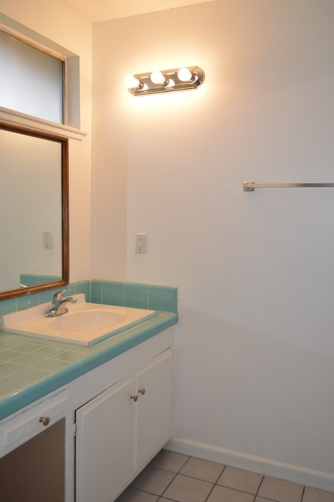 Building Photo - 514 S King St