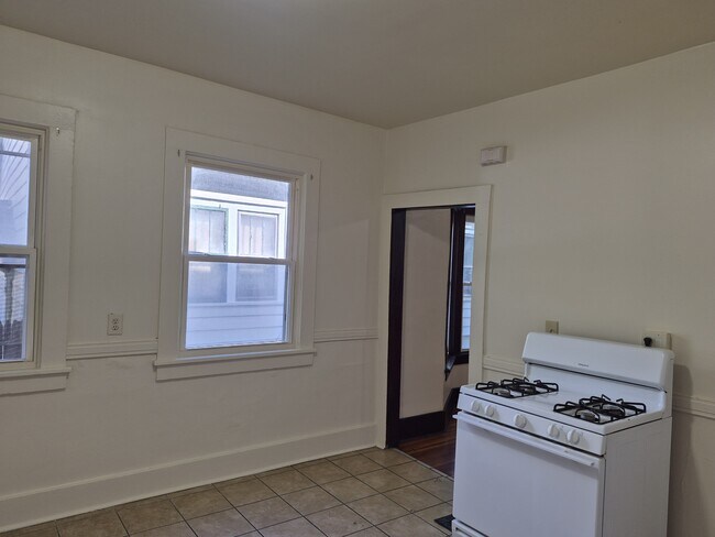 Building Photo - 173 Mather St