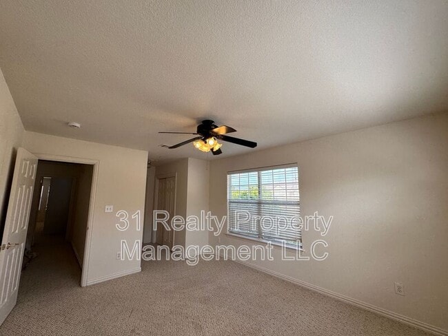 Building Photo - 900 Englewood Ln